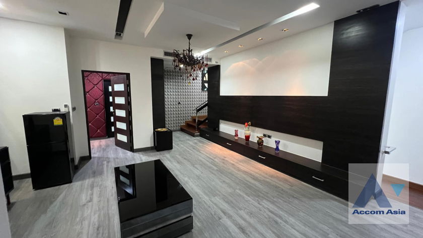 รูป 🔼🔽 AccomA 📩 Striking Loft-Style Home with Bold Red-Black Interiors (AA42137) - รูปที่ 13/20