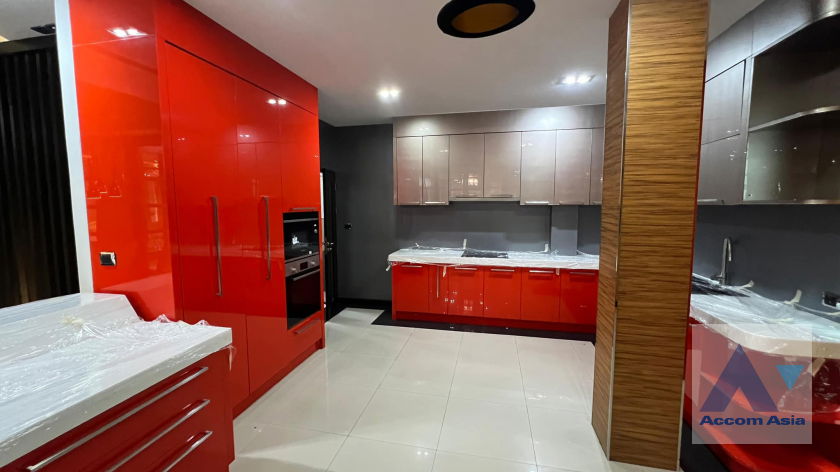 รูป 🔼🔽 AccomA 📩 Striking Loft-Style Home with Bold Red-Black Interiors (AA42137) - รูปที่ 7/20