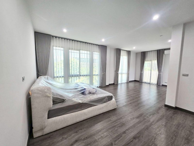 picture Luxury 3-Storey Townhome Corner unit for extra privacy – no opposite neighbors ✅Company registration allowed - 9/10