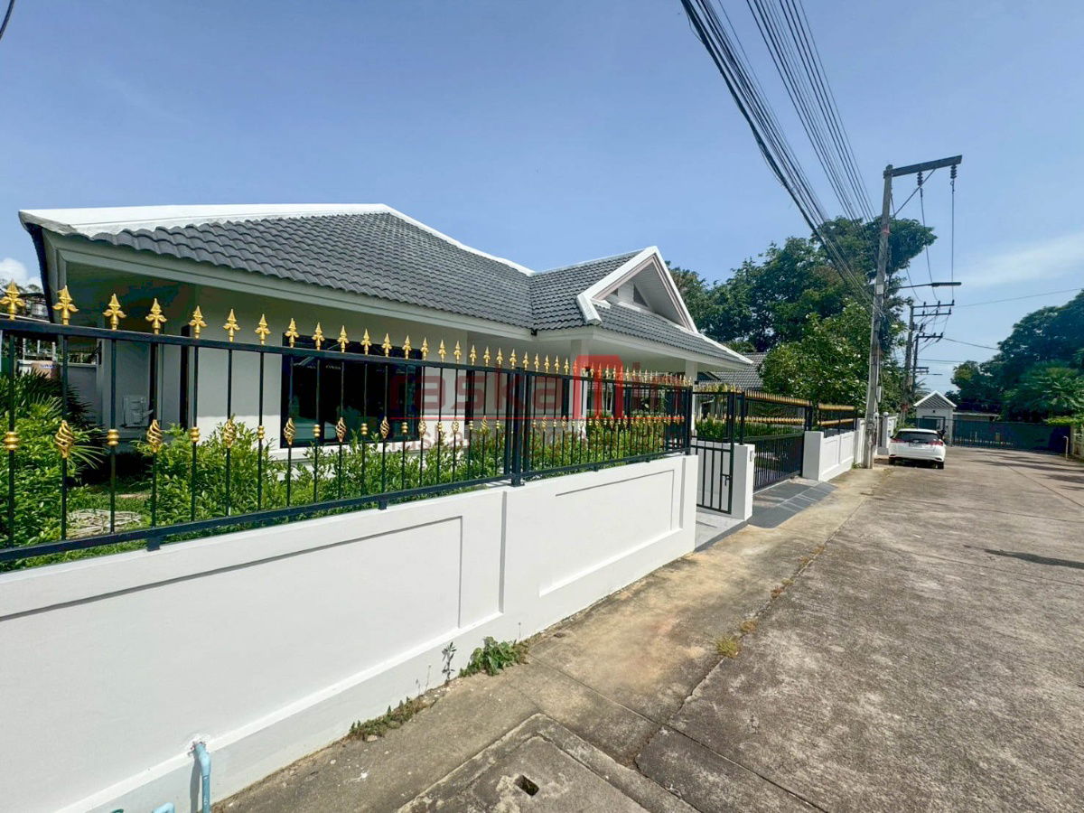 picture House for Sale with Spacious Living Area - 2/49