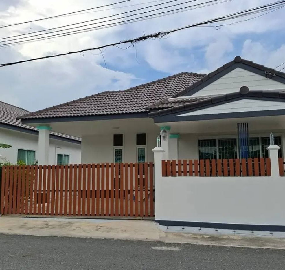รูป บ้านเดี่ยวทำเลดีสัตหีบ ราคาถูก ตรงข้ามสนามกีฬาราชนาวี  - รูปที่ 1/13