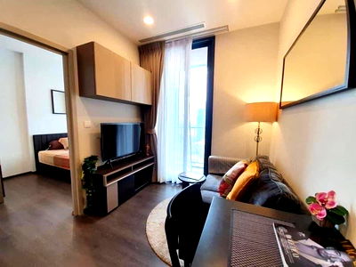คอนโดให้เช่า :  Oka Haus 1Bed 🔥ห้องนี้เป็นเสปคเดิม จัดเต็ม ไม่ลดเสปค🔥 (แอร์ฝังฝ้า ชักโครก washlet ตู้กระจกมีไฟและลำโพง Bluetooth ในห้องน้ำ ครัวบิ้วอินอย่างดี)