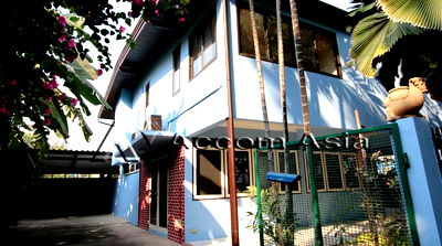 Houses for rent Soi Ekamai (Sukhumvit 63) : 🔼🔽 AccomA 📩  3 BR House in Khlong Ton Nuea (13000373)