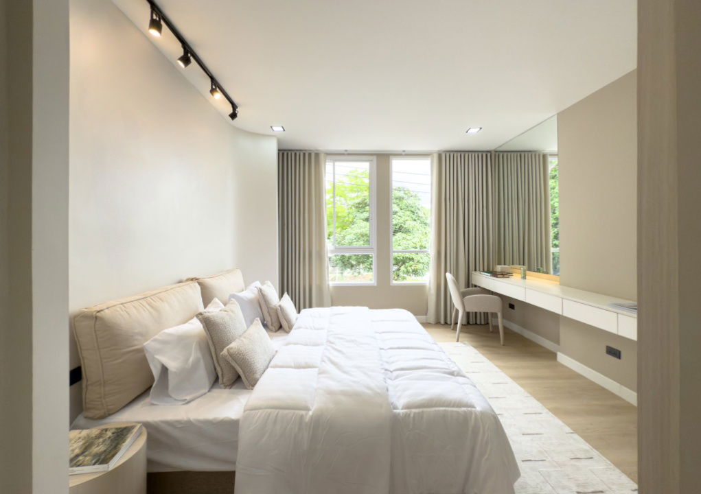 picture House for Sale in Kwan Wieng. Warm-toned 4-bedroom home, fully furnished with electrical appliances.  SW002852 - 5/34