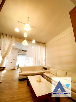 Townhouses for sale Bangkok University : 🔼🔽 AccomA 📩 Pet friendly 4 BR Townhouse in Phra Khanong Nuea (AA25149)