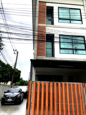 Townhouses for sale BTS Udom Suk : Urgent sale, corner townhouse, Punnawitthi 31, Sukhumvit 101