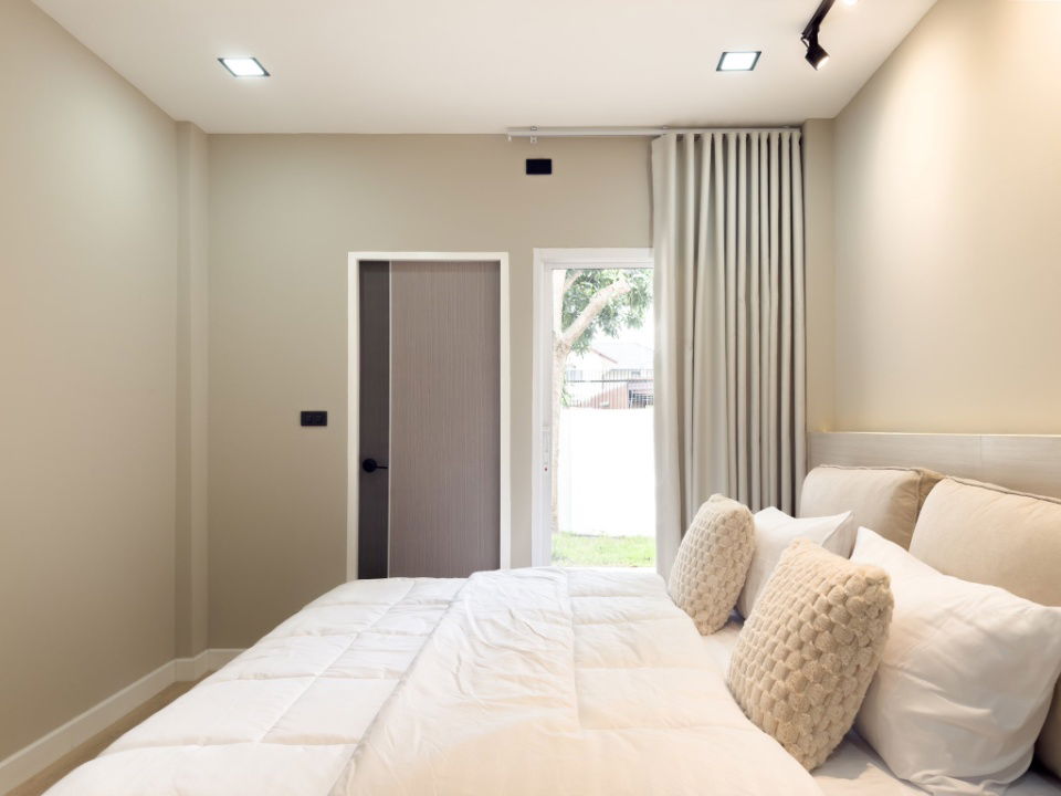 picture House for Sale in Kwan Wieng. Warm-toned 4-bedroom home, fully furnished with electrical appliances.  SW002852 - 8/34