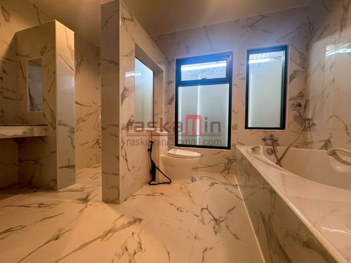 picture House for Sale with Spacious Living Area - 31/49