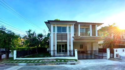 Houses for rent Ladkrabang Road Road : Ready for rent, The Centro On Nut-Wongwaen, 3 bedrooms, 3 bathrooms, pets allowed.