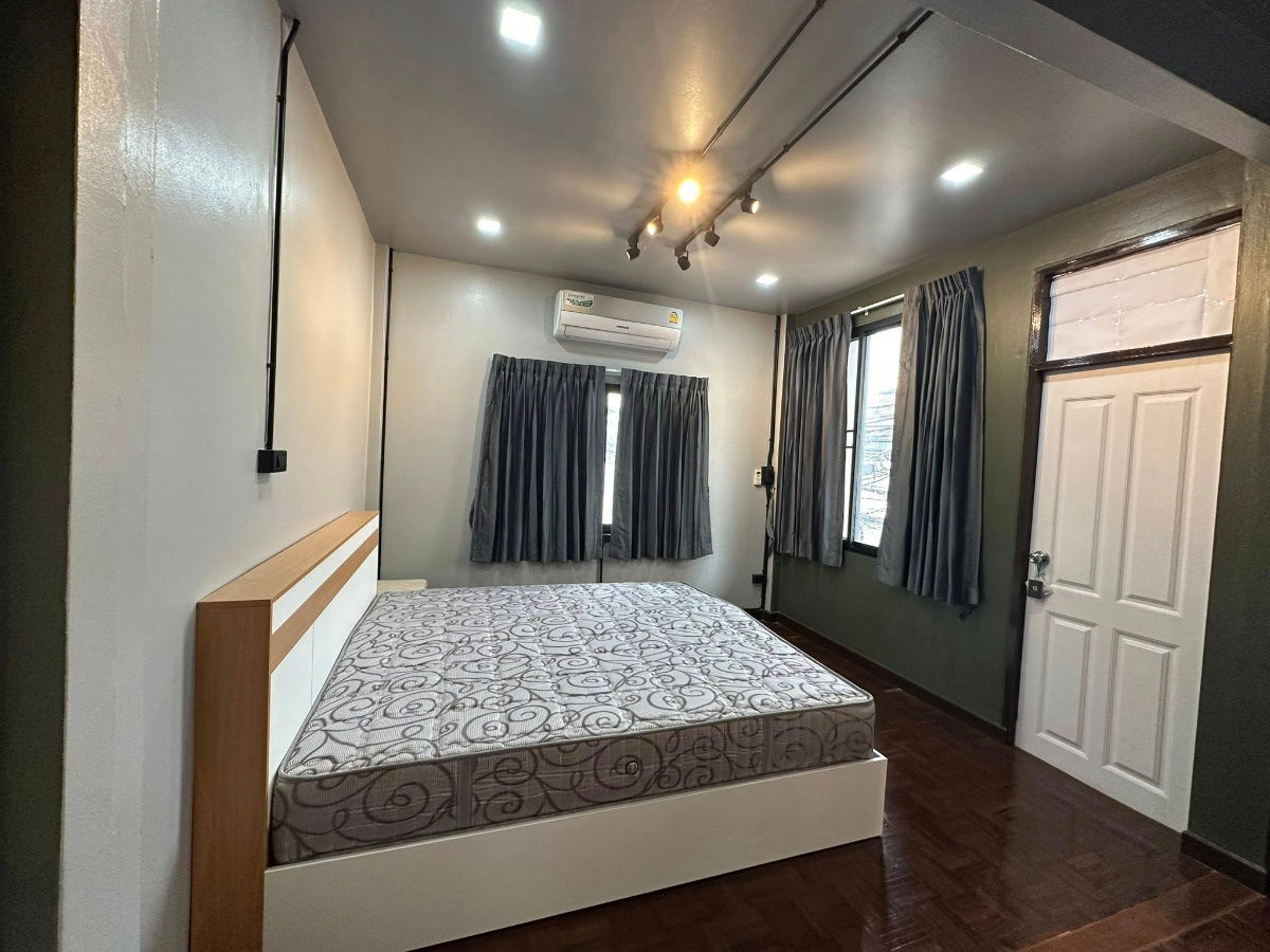 picture Townhouse for rent on Ratchada 18, fully furnished with appliances or can be used as an office, for a rental price of 62,000 baht. - 2/5