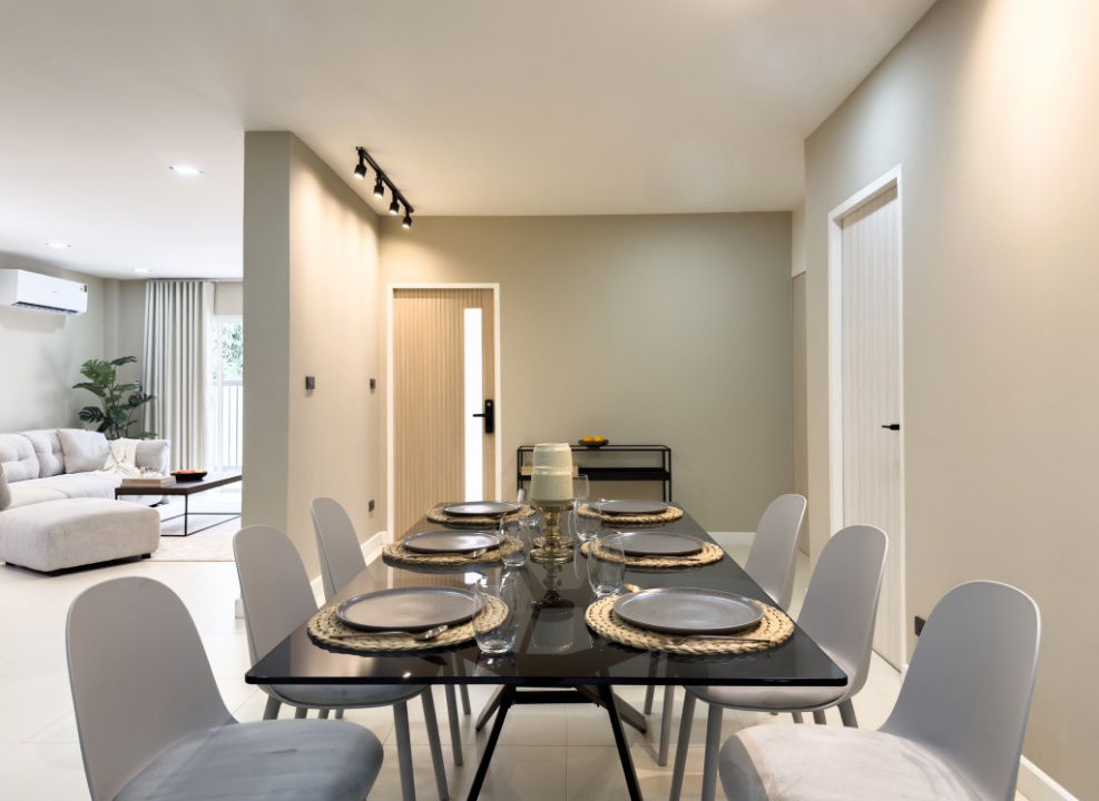 picture House for Sale in Kwan Wieng. Warm-toned 4-bedroom home, fully furnished with electrical appliances.  SW002852 - 16/34