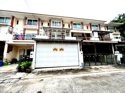 Shophouses for sale Sukhumvit Road : Urgent sale, Supalai Suan Luang Rama 9 Village, very new condition, only 4.1 million (N.668)
