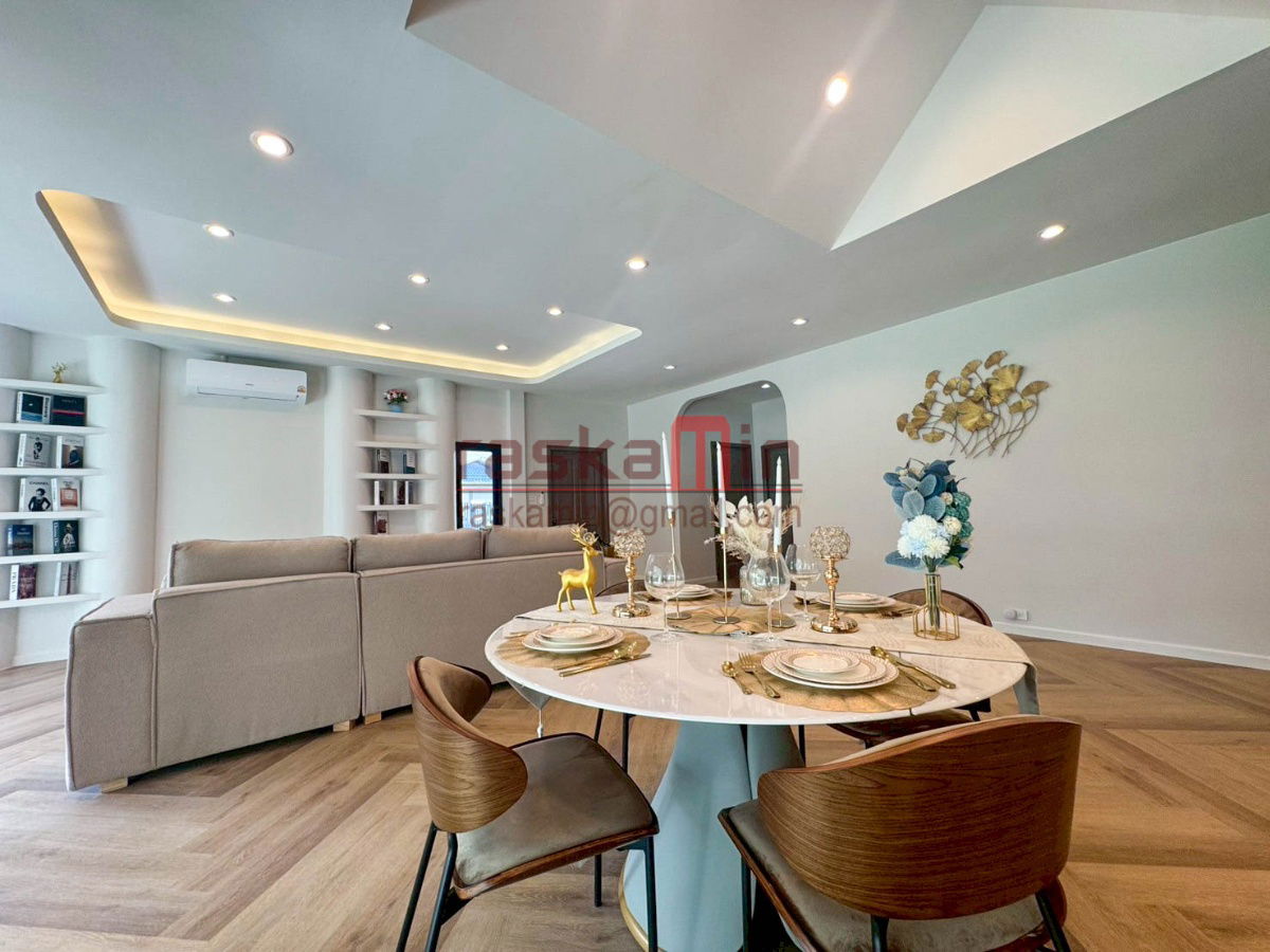picture House for Sale with Spacious Living Area - 15/49