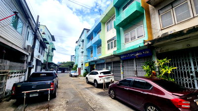 Shophouses for sale Din Daeng : 🔹Commercial Building for Sale – 3-Storey Townhouse with Parking on Inthamara 57 Alley, Near MRT Huai Khwang🔹