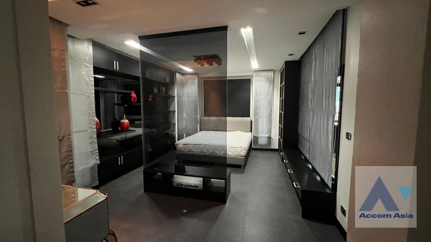 รูป 🔼🔽 AccomA 📩 Striking Loft-Style Home with Bold Red-Black Interiors (AA42137) - รูปที่ 17/20