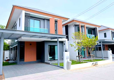 Townhouses for rent Lumlukka Road : Two-story townhouse for rent in Rung Ruang Villa Village, Lam Luk Ka Khlong 3, Pathum Thani.