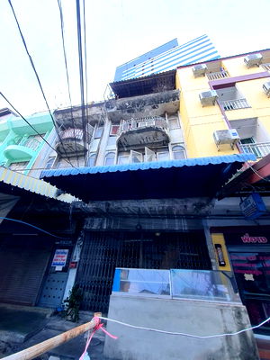 Retail spaces for sale Rama 9 : Shop house for sale, 3.5 floors, Soi Ramkhamhaeng 65 (Soi Maha Thai), special price only 3.9 million baht (N.1804)