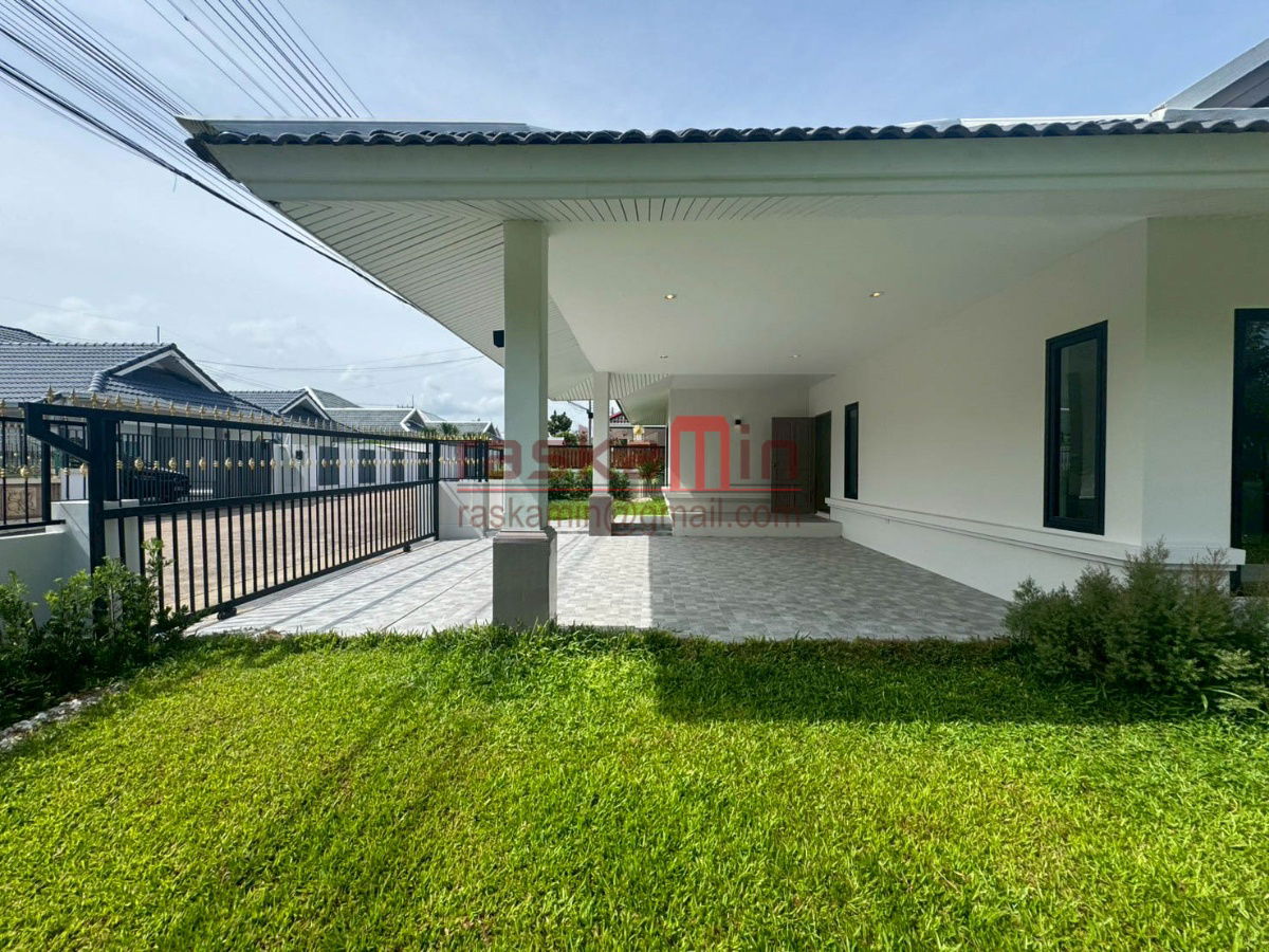 picture House for Sale with Spacious Living Area - 9/49