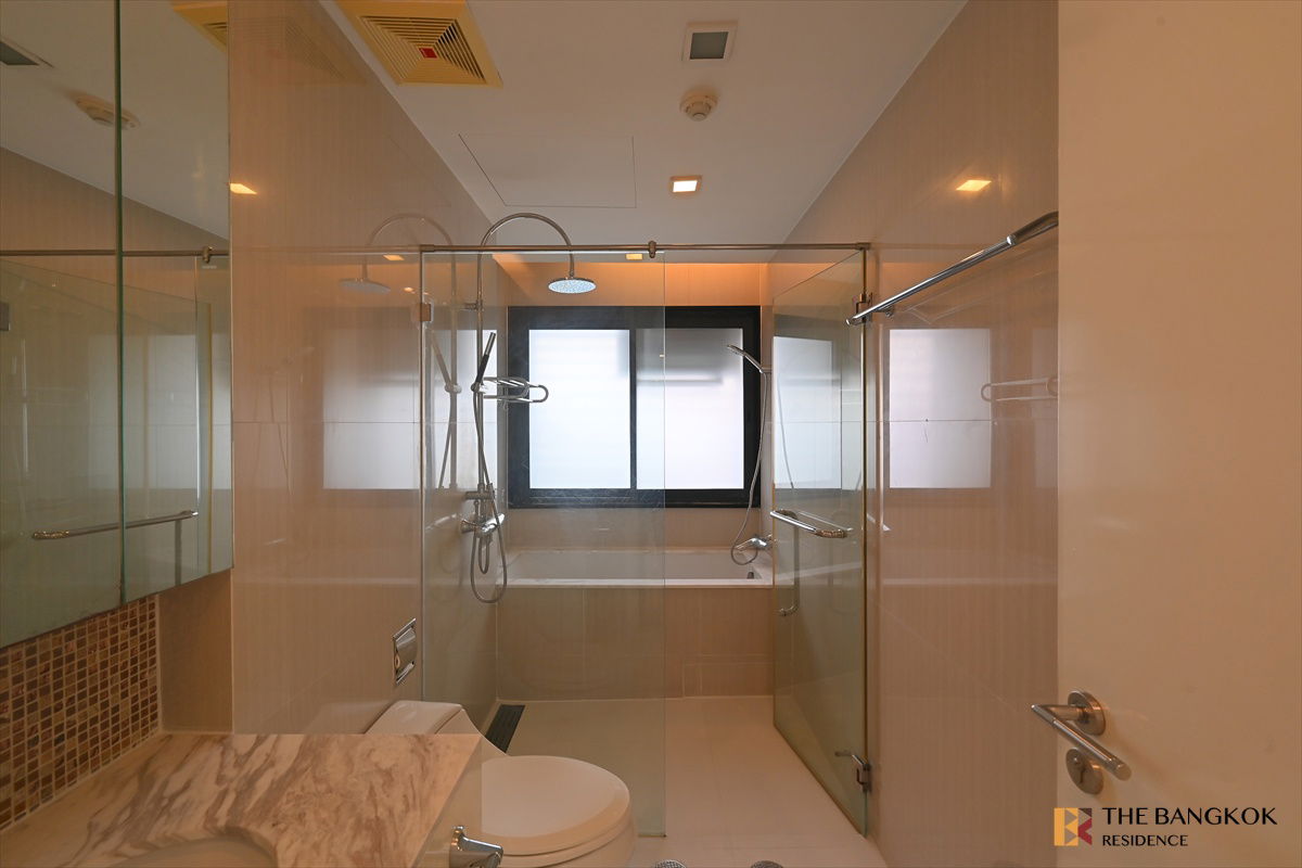 picture Circle Living Prototype 🌟 Stylish Unit with Triple Panoramic View 🏙️ Near MRT Phetchaburi - 15/17