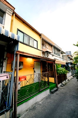 Shophouses for sale Sukhumvit Road : Commercial building for sale near MRT Hua Lamphong, 2 floors, suitable for investment (N.1599)