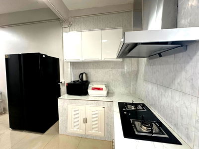 Townhouses for rent Sutthisan Winitchai Road : Townhouse for rent on Ratchada 18, fully furnished with appliances or can be used as an office, for a rental price of 62,000 baht.
