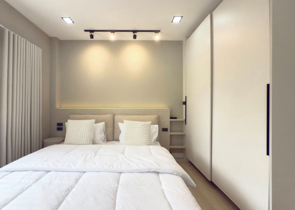 picture House for Sale in Kwan Wieng. Warm-toned 4-bedroom home, fully furnished with electrical appliances.  SW002852 - 21/34