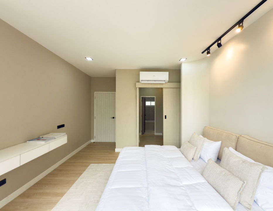 picture House for Sale in Kwan Wieng. Warm-toned 4-bedroom home, fully furnished with electrical appliances.  SW002852 - 9/34