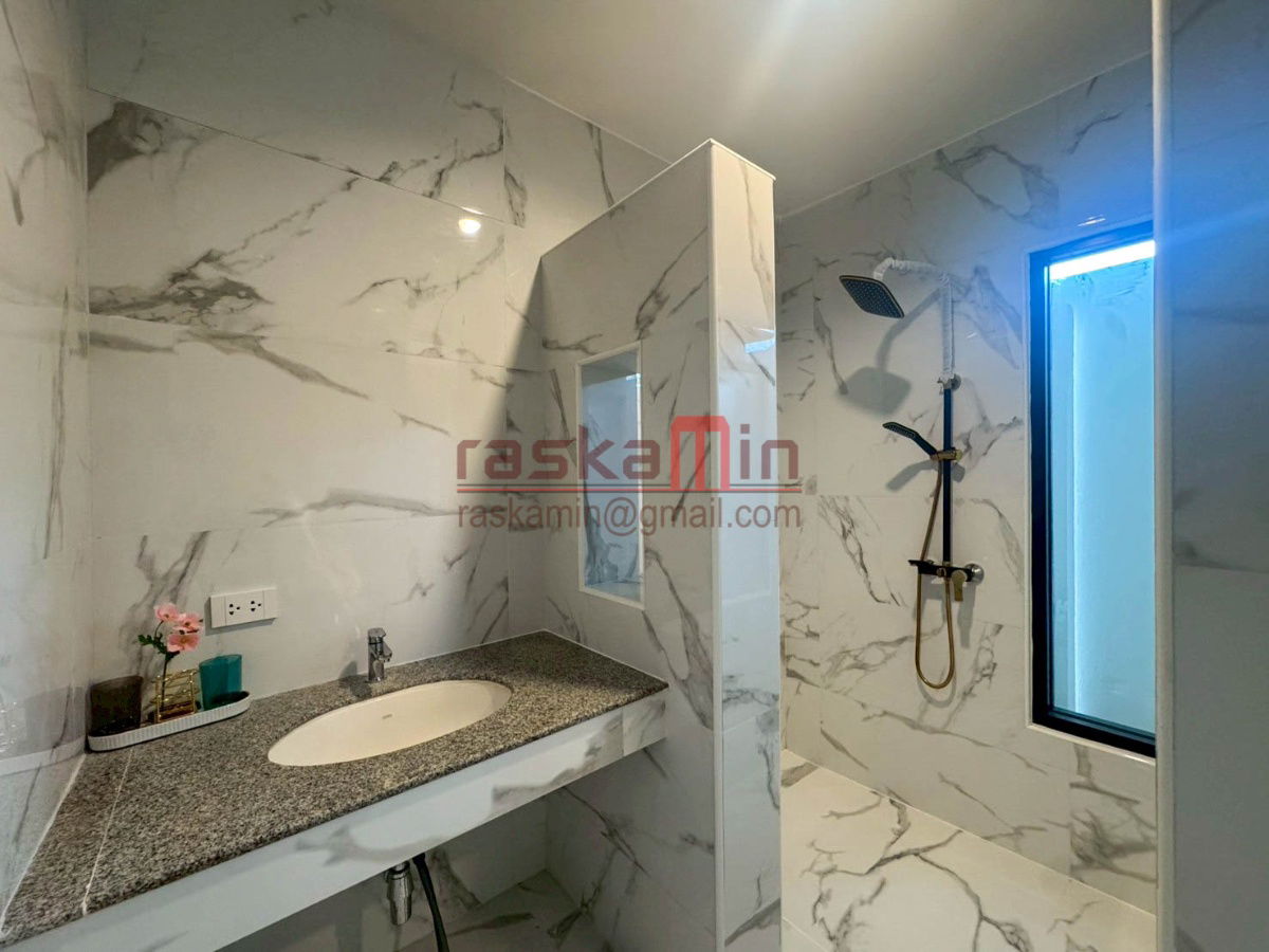 picture House for Sale with Spacious Living Area - 26/49
