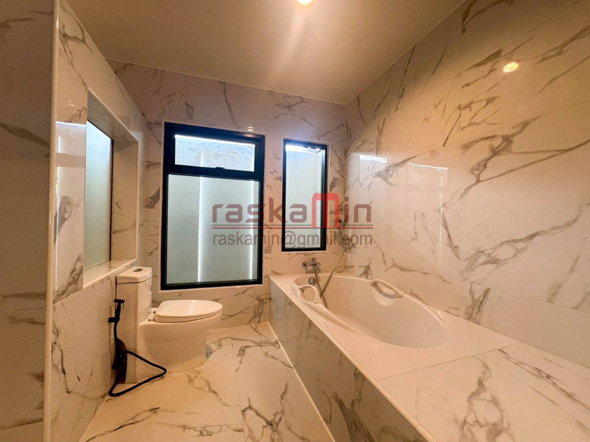 picture House for Sale with Spacious Living Area - 32/49
