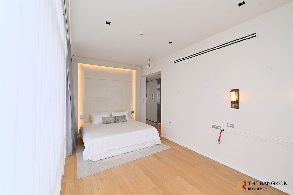 picture Circle Living Prototype 🌟 Stylish Unit with Triple Panoramic View 🏙️ Near MRT Phetchaburi - 9/17