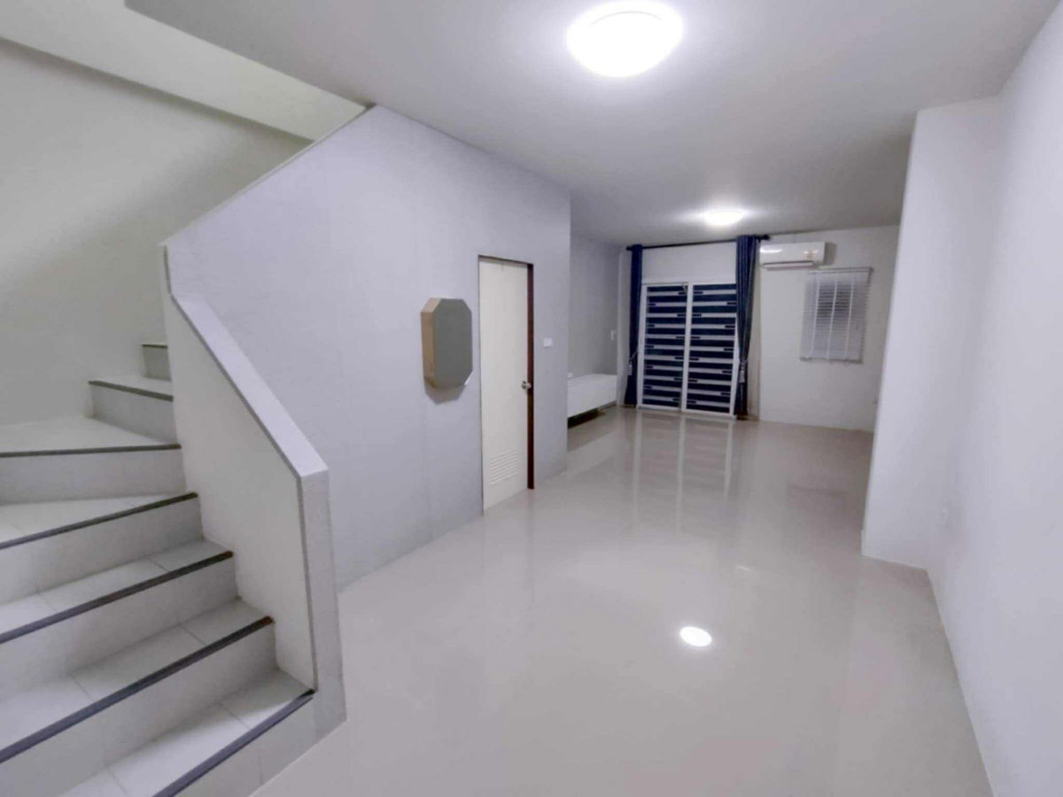 picture UK07-013📣📣 #Townhouse for sale, 2 floors 🔥Extension at the back of the house with built-in kitchen - 2/16