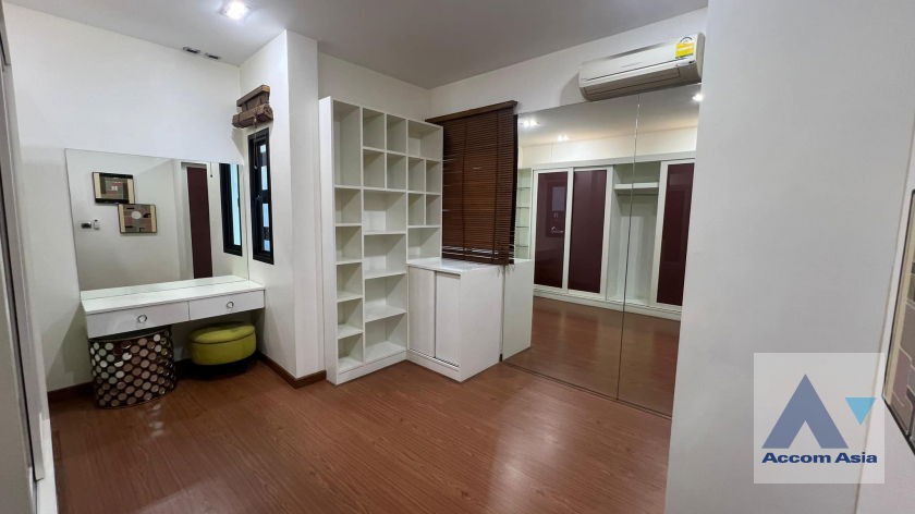 รูป 🔼🔽 AccomA 📩 Striking Loft-Style Home with Bold Red-Black Interiors (AA42137) - รูปที่ 19/20