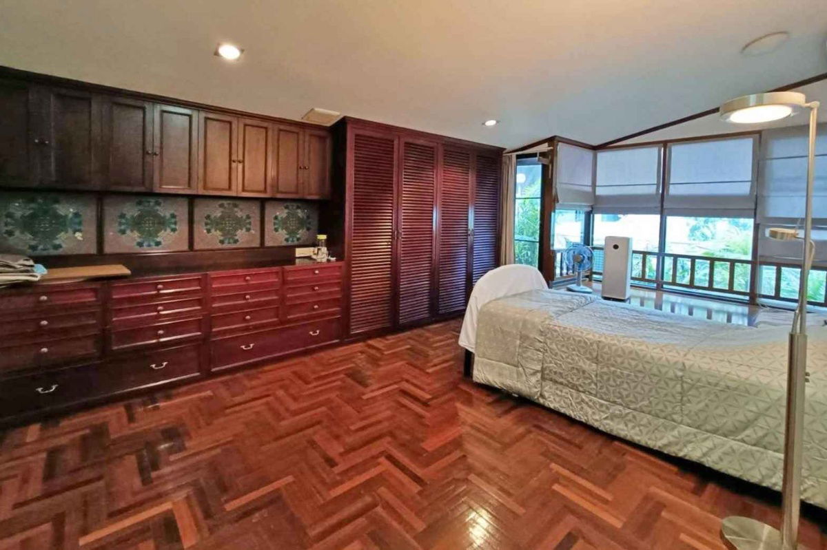 picture Urgent Sale – Luxury Duplex Penthouse on Sukhumvit 24, 300m from BTS Phrom Phong - 4/20