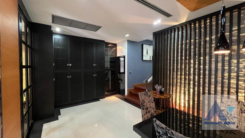 รูป 🔼🔽 AccomA 📩 Striking Loft-Style Home with Bold Red-Black Interiors (AA42137) - รูปที่ 12/20