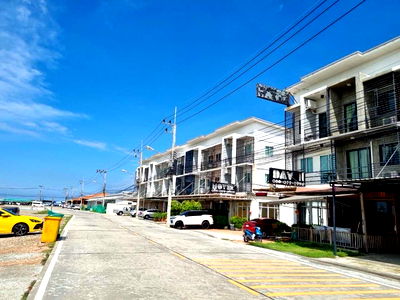 Shophouses for sale Bang Saen : UK07-011 Urgent sale! Commercial building on the corner of Arinsiri Bangsaen project 🏭