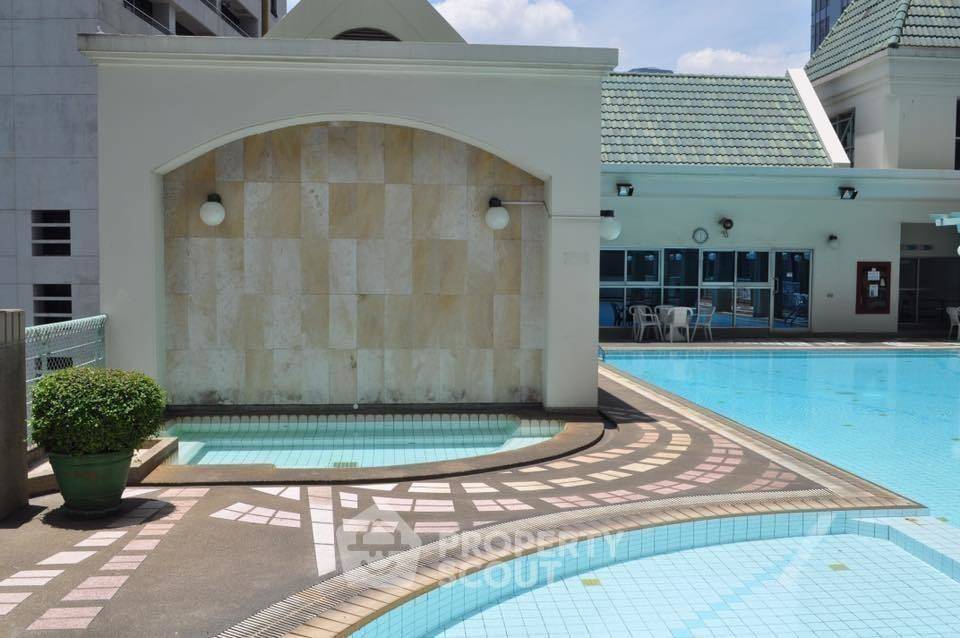 picture 2-BR Condo at Sathorn House Condominium near BTS Surasak (ID 333348) - 8/18