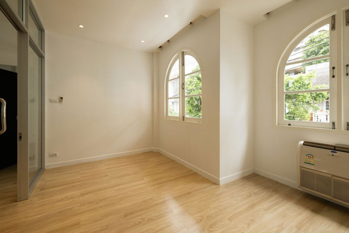 picture LTH12956 – Townhouse Home Office for Rent at Sukhumvit 49/1 Size approx. 240 sqm. Land 30 sq.w. 7 rooms 4 baths Near BTS Phrom Phong ONLY 145K/month - 8/10