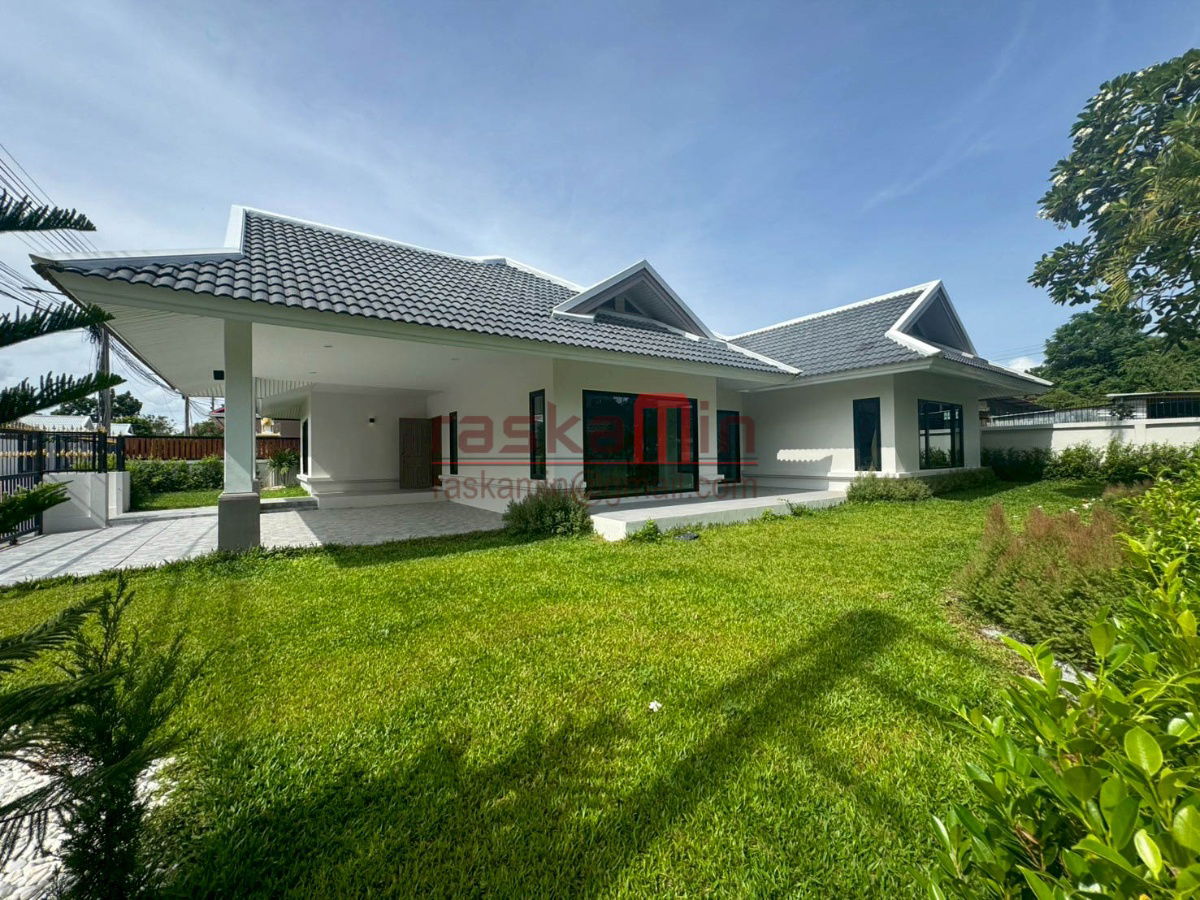 picture House for Sale with Spacious Living Area - 7/49