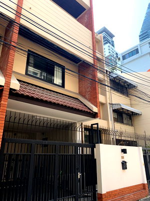 เช่าทาวน์โฮม พร้อมพงษ์ : 🔼🔽 AccomA 📩  4 BR Townhouse in Khlong Ton Nuea (AA27110)