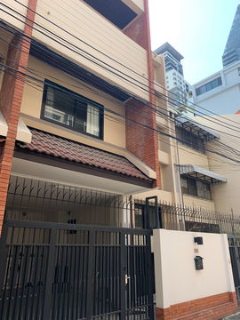 🔼🔽 AccomA 📩  4 BR Townhouse in Khlong Ton Nuea (AA27110)