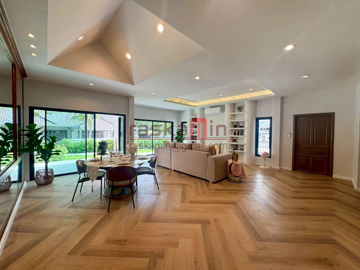picture House for Sale with Spacious Living Area - 18/49