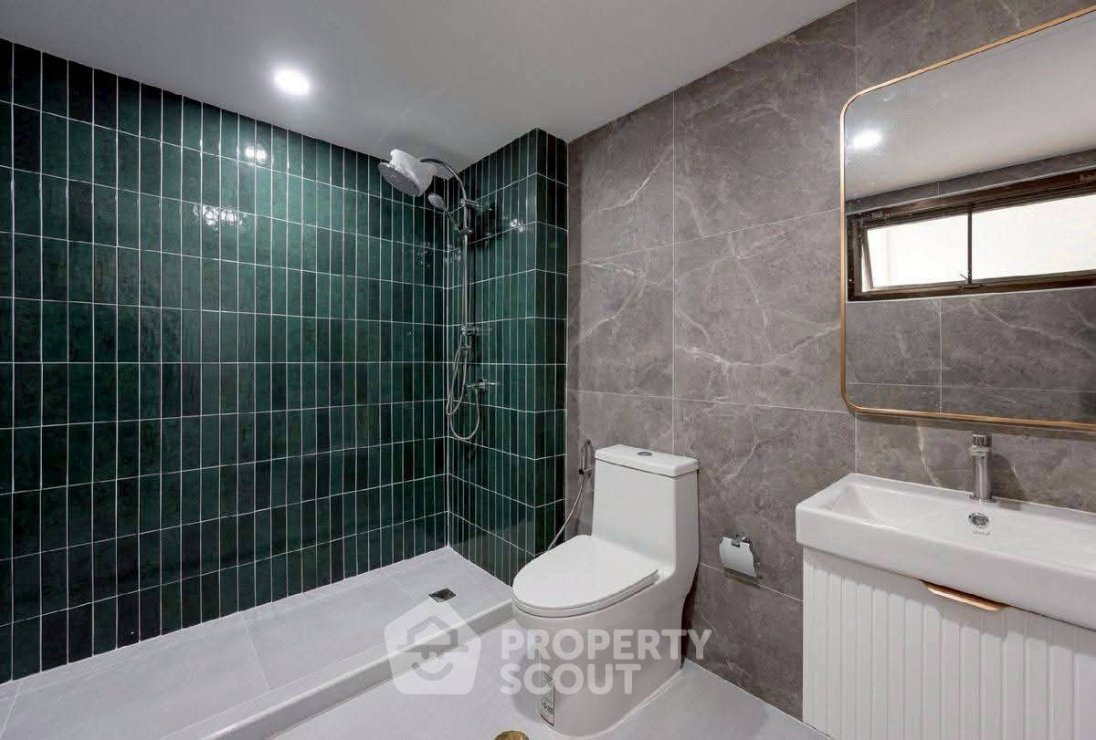 picture 3-BR Condo at Prestige Towers Condominium near MRT Sukhumvit (ID 2065052) - 11/12