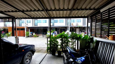 Townhouses for sale Suwinthawong Road : Selling at a loss, Pruksa Village 130, Nong Chok-Suwinthawong, Thanon Uwittaya 12, reduced price to 1.55 million (N.715)