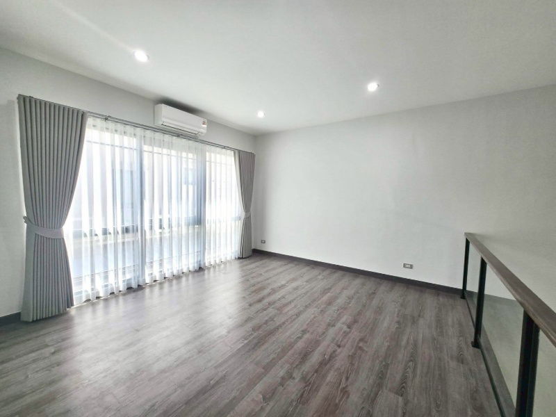 picture Luxury 3-Storey Townhome Corner unit for extra privacy – no opposite neighbors ✅Company registration allowed - 7/10