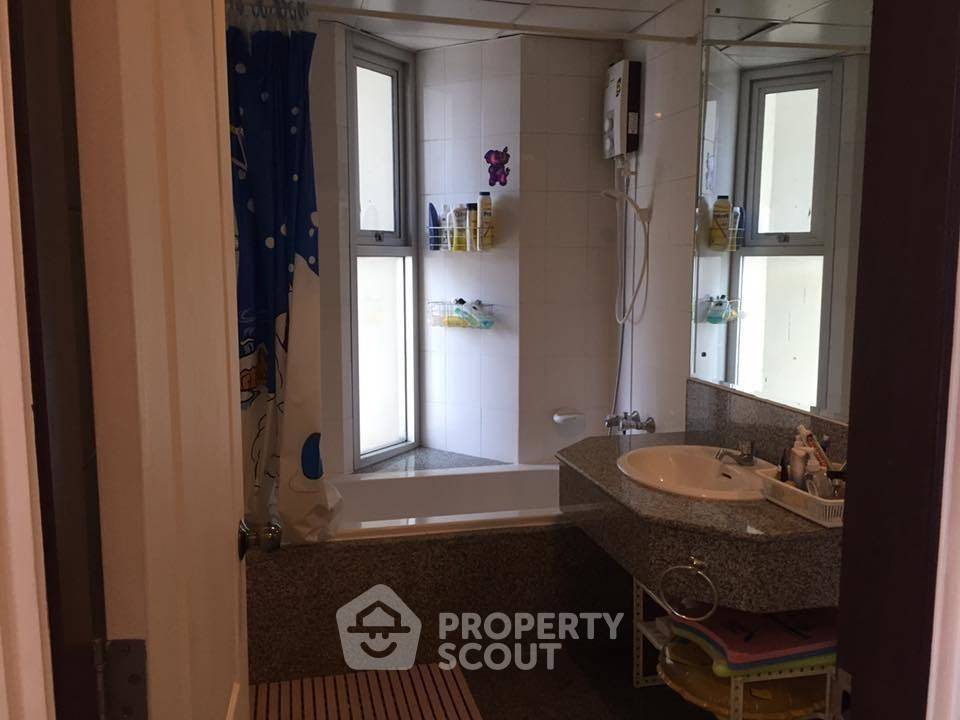 picture 2-BR Condo at Sathorn House Condominium near BTS Surasak (ID 333348) - 11/18