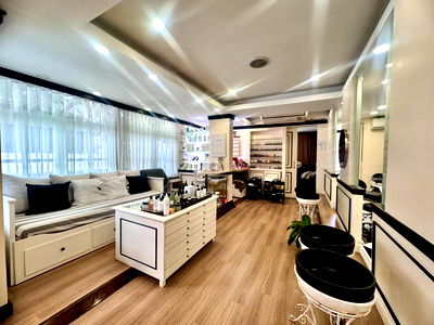 Retail spaces for rent Sukhumvit Road : Great value space for rent, Soi Thonglor 13 (Sukhumvit 55), good location near business areas (N.1806)