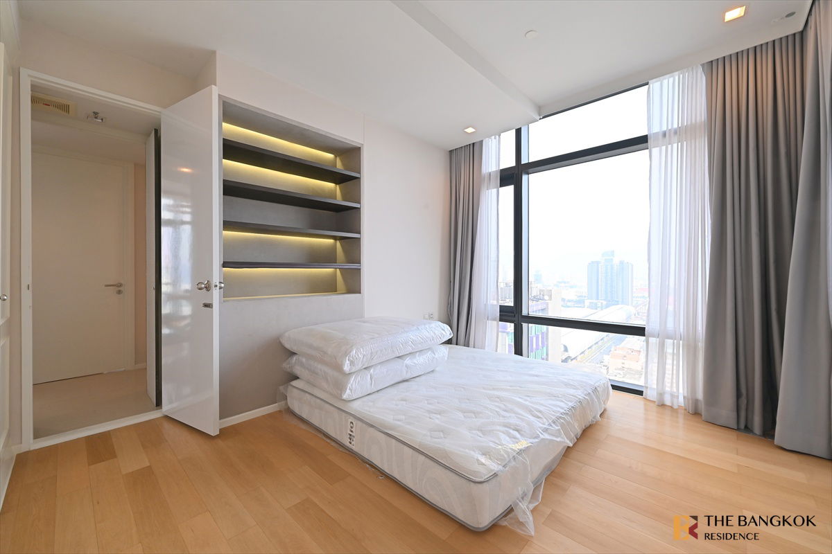 picture Circle Living Prototype 🌟 Stylish Unit with Triple Panoramic View 🏙️ Near MRT Phetchaburi - 10/17