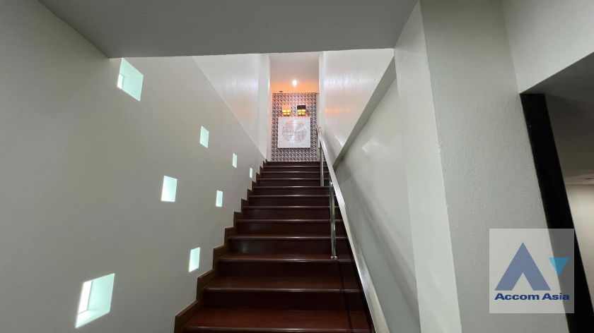 รูป 🔼🔽 AccomA 📩 Striking Loft-Style Home with Bold Red-Black Interiors (AA42137) - รูปที่ 18/20