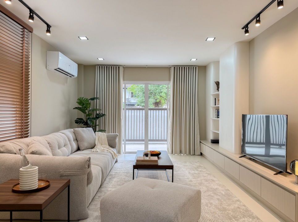 picture House for Sale in Kwan Wieng. Warm-toned 4-bedroom home, fully furnished with electrical appliances.  SW002852 - 3/34
