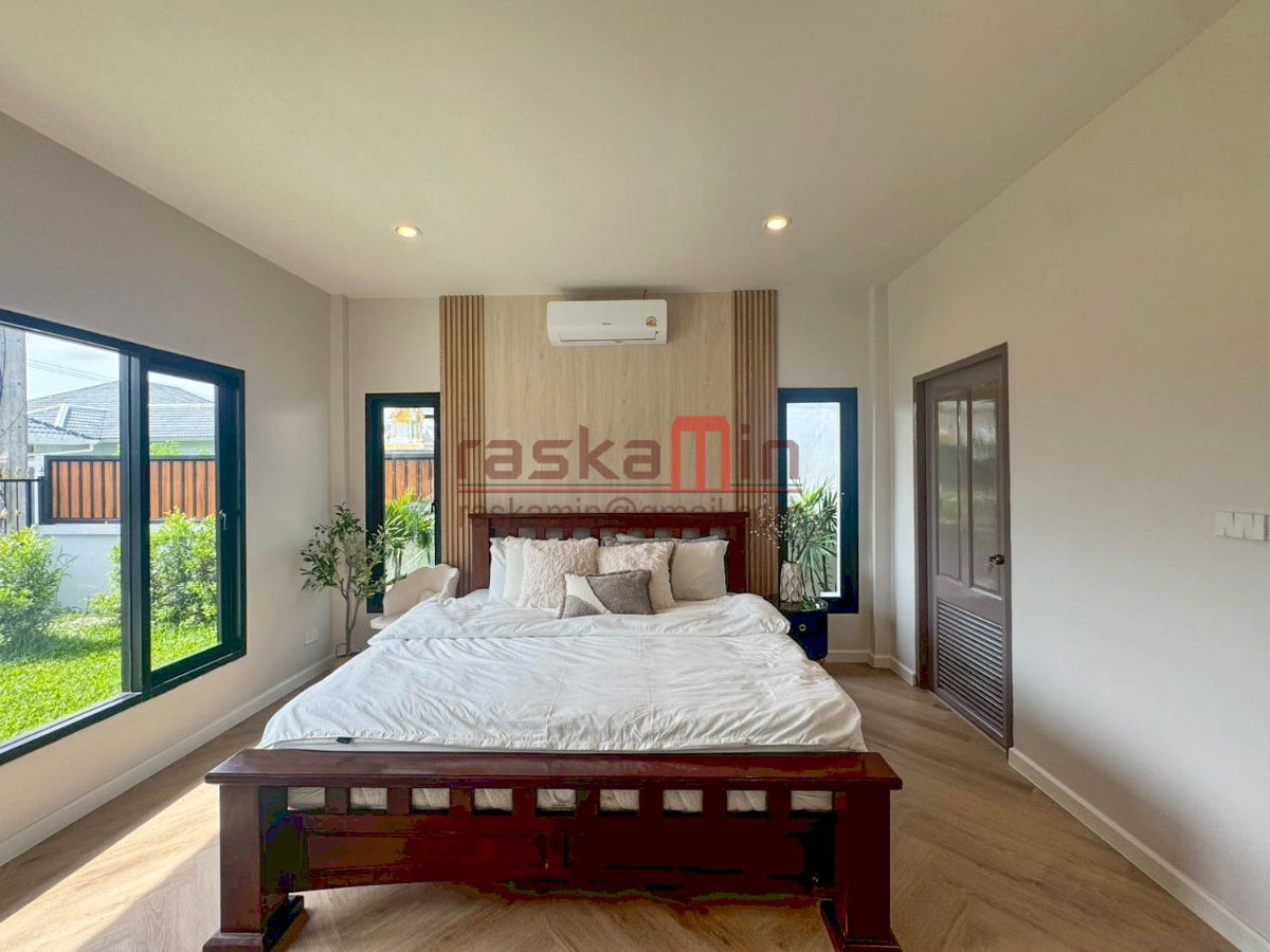 picture House for Sale with Spacious Living Area - 47/49